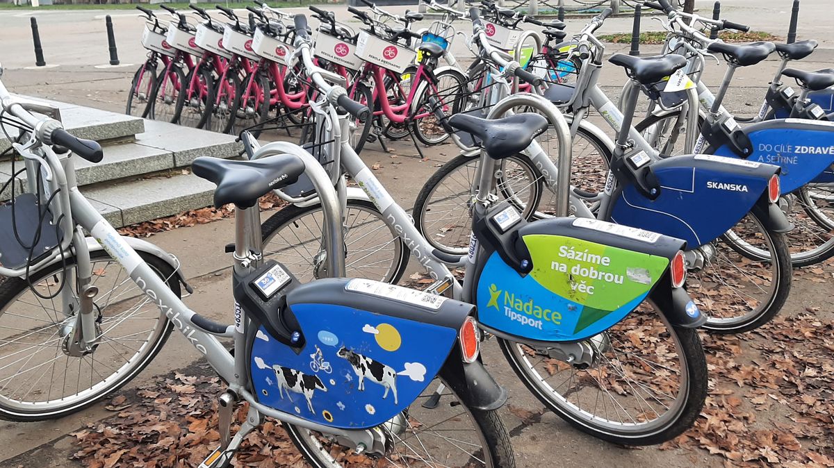 Úklid do šesti hodin. Praha zpřísňuje pravidla pro sdílená kola